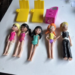 Polly Pocket 5 Puppen 2 Poolstühle Spiegel für Puppe kann muffig riechen - Bild 1 von 13