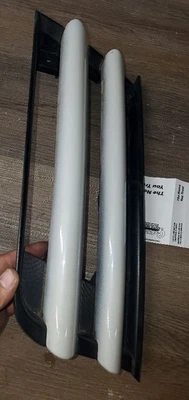 Driver Left Grille Fits 04-05 ENDEAVOR 1137153 - Image 1 of 4