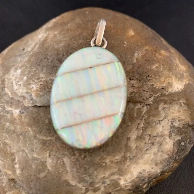 Colgante con incrustación de plata esterlina del suroeste de ópalo de fuego blanco para hombre 13144 Foto 1 de 4