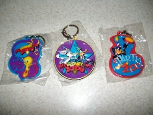 MIL-LOONEY-UM Looney Tunes Daffy Duck Tweety Bird Bugs Bunny Keychains 2000 Y2K - Picture 1 of 5
