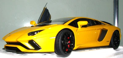 ESCALA 1/18 AUTOART #79132 LAMBORGHINI AVENTADOR S AMARILLO PERLA con (ruedas negras) Foto 1 de 4