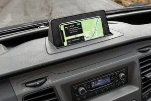 Bandeja de carga inalámbrica integrada para smartphone INBAY® Ford Transit FD (2019-2023) - Imagen 1 de 9