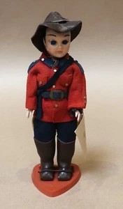 VINTAGE CARLSON DOLL WITH STAND CANADIAN MOUNTIE 8-111 SLEEPY EYES 21cm TALL - Bild 1 von 5