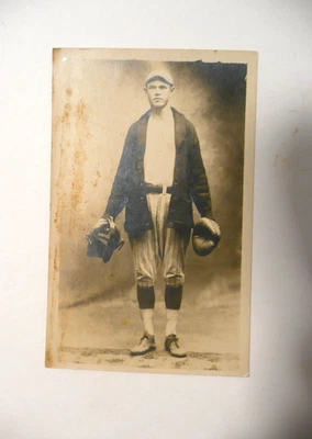 Original Antiguo CATCHER DE BÉISBOL RPPC - ¡Gran máscara, guante, suéter de 1900! Foto 1 de 3
