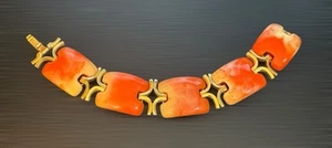 Vintage Crown Trifari Bracelet Faux Coral Lucite Goldtone Panel 7" long - Imagen 1 de 4