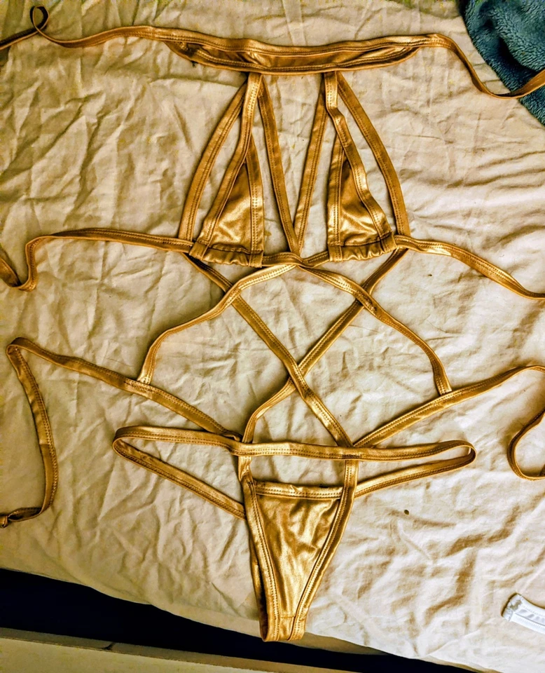 Traje de baño monokini con tiras doradas metálicas Foto 1 de 1