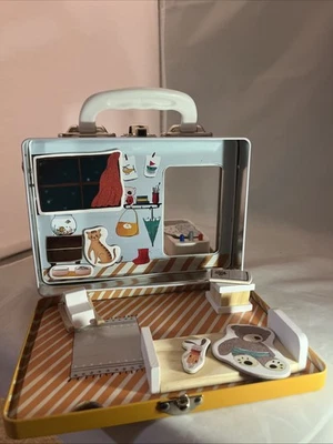 PLAY MAYSIE Acogedor Estuche Dormitorio y Baño Magnético Portátil Casa de Muñecas Usado Foto 1 de 4