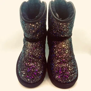Botas UGG Clásicas Cortas Lentejuelas Negras Moda Brillantes Para Mujer Talla 6 EE. UU. UE 37 - Imagen 1 de 7
