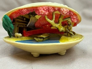 Miniatura japonesa tallada celuloide concha de almeja diorama barco geisha - Imagen 1 de 7