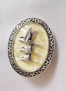 Scarf Ring Clip Holder ~ Flying Geese ~ Cream Pearlised Lucite ~ Silver Tone - Picture 1 of 8