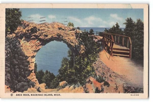 Postal Arch Rock, Mackinac Island MI 1935 formación de piedra caliza vista panorámica - Imagen 1 de 2