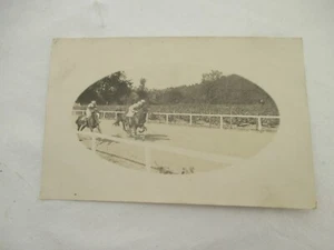 CPA  NON SITUÉE A IDENTIFIER COURSE CHEVAUX HIPPODROME  CARTE PHOTO ANCIENNE - Imagen 1 de 2