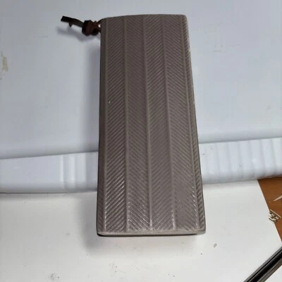 Jarrón de cerámica beige blanco rectangular diseño Chevron pared bolsillo correa de cuero Foto 1 de 4