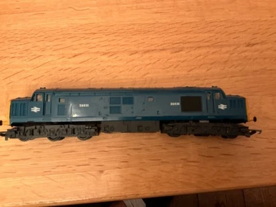 Hornby R751 Class 37 Type 3 Co-Co Diesel Electric Locomotive D6830 - Image 1 of 4