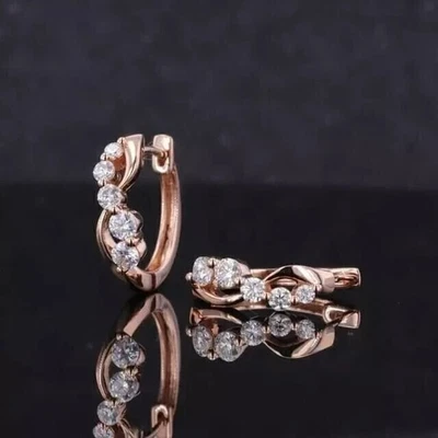 Orecchino a cerchio da donna taglio tondo creato in laboratorio con... - Immagine 1 di 3