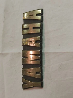 1983 Yamaha XJ900R SECA Gas Fuel Tank Left Emblem 31A-24161-00-00 Foto 1 de 4