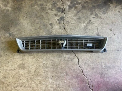 Toyota Corolla SR5 1973 1974 parrilla usada buen estado  Foto 1 de 4