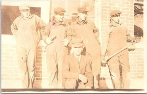 Fontaneros o instaladores de tuberías de trabajo sindical ocupacional RPPC con herramientas principios del siglo XX - Imagen 1 de 2