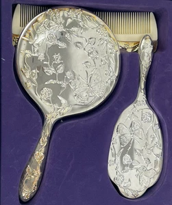 Silver Plated, Vanity Set, Hand Held Mirror, Brush & Comb, Ornate Design, Boxed - Bild 1 von 7