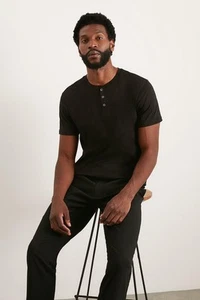 Burton Mens T-Shirt Black Crew Neck Short Sleeve Regular Fit All Seasons - Picture 1 of 5