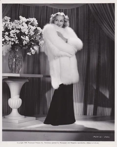 1939 Press Photo Actress Judith Barrett Models Fur Wrap in "Road to Singapore" - Picture 1 of 2