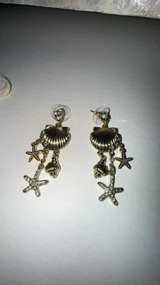 Pendientes colgantes J Crew dorados concha marina y estrella de mar Foto 1 de 4