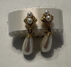 Vintage Clip On Earrings Gold Tone Faux Drop Pearls, Pristine Condition. - Picture 1 of 3