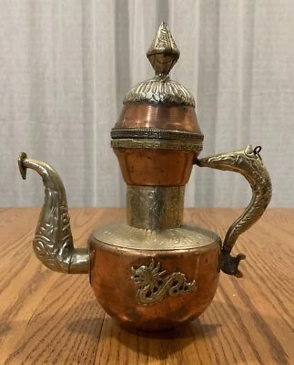 Antigua cafetera Tíbet Nepal "Dragón" perseguida de plata sobre cobre  Foto 1 de 4