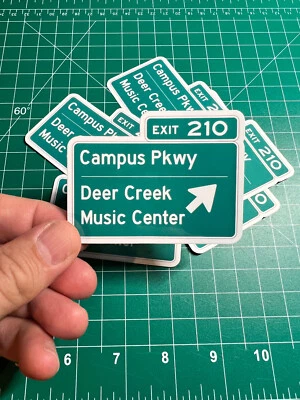 Placa de estrada Deer Creek Music Center - Adesivo de vinil laminado - 2,5"x3"  - Imagem 1 de 2