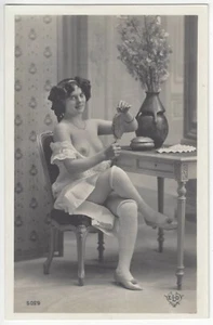 Fotografía desnuda francesa 1920 - Belleza sonriente en lencería y medias blancas - Imagen 1 de 2
