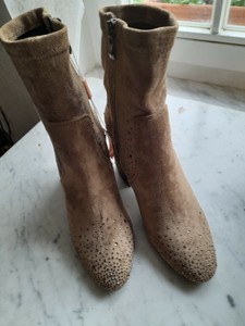 Botas de estilo militar Alma en Pena, diseños con personalidad propia y  detalles en pedrería - Ediciones Sibila