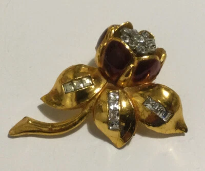 Clip de piel temblorosa coro camelia firmado de colección tono dorado, vidrio esmaltado Foto 1 de 4