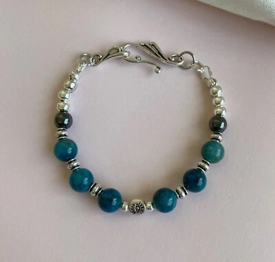 Pulsera Buena Suerte. Piedras preciosas de apatita y hematita azul. 6,5 pulgadas. Cierre de gancho. Foto 1 de 4