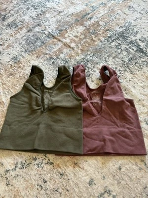 Pacote com 2 sutiãs esportivos/regata elástica tamanho médio verde e marrom - Imagem 1 de 4