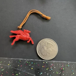 Vintage Werbung Premium kleiner Kunststoff Zelluloid Pegasus Anhänger - mobil Gas Öl - Bild 1 von 2