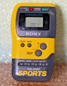 Sony SRF-M70 SPORTS AM FM VINTAGE WALKMAN RADIO PORTATILE funzionante gialla - Imagen 1 de 10
