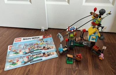 LEGO The Angry Birds Película: Pig City Teardown 75824, Bird Island Egg Heist 75823 Foto 1 de 4
