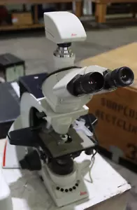Leica DM 3000 Trinocular Microscope - Picture 1 of 5