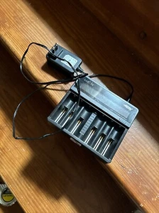 EFEST LUC V6 LCD UNIVERSAL AKKU LADEGERÄT (SDM027186) - Bild 1 von 2