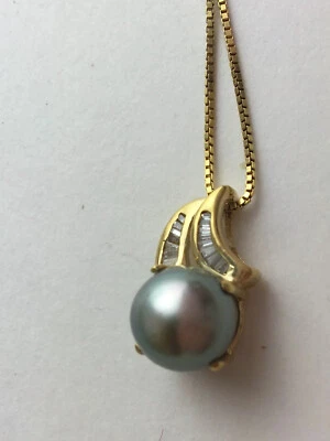  Estate Solid 18K  Gold .  Gray  9,32 mm Pearl and 1 CT   Diamond Pendant  - Image 1 of 4