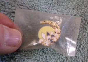 Pin de solapa vintage Fleur De Lis dorado y esmaltado ~ Nuevo de Lote Antiguo - Imagen 1 de 2