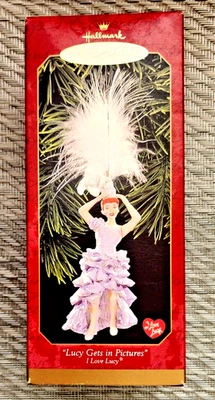 Hallmark Keepsake I Love Lucy 1999 adorno de Navidad - Lucy se pone en fotos Foto 1 de 4