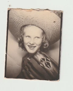 VINTAGE PHOTO BOOTH - CUTE YOUNG GIRL in SOMBRERO & SERAPE - Picture 1 of 1