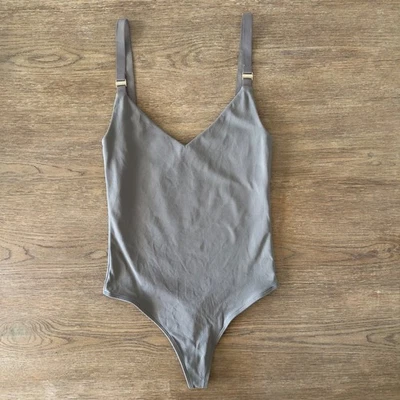 Body Aritzia Babaton Correa Ajustable Contorno Tanga-Gris-Mujer Talla S Foto 1 de 4