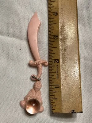 Pin de plástico temprano retro inusual - Genio con espada y bola de cristal Foto 1 de 2