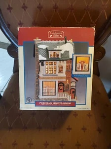 LeMax Christmas Village Lighted House Nelson’s Photography, 2002 Rare NOS - Picture 1 of 8