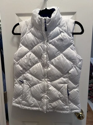 Chaleco The North Face Blanco con Forro Real Mate Satén Puffer 550 con Bolsillos.  S Foto 1 de 4