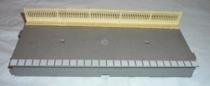 HORNBY OO GAUGE PLATFORM SECTION WITH FENCES R460 - Picture 1 of 2