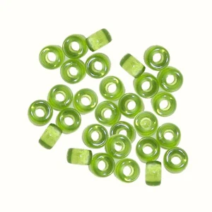 Cuentas de cuervo de vidrio translúcido verde claro, 9 mm, agujeros de 4 mm, pony 100 por hebra - Imagen 1 de 2