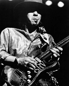 Stevie Ray Vaughan Legende Blues Rock Gitarrist raucht spielt Gitarre 24x30 Poster - Bild 1 von 1